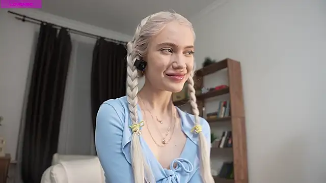 KristalCrowner online show from 5, 4, 2026