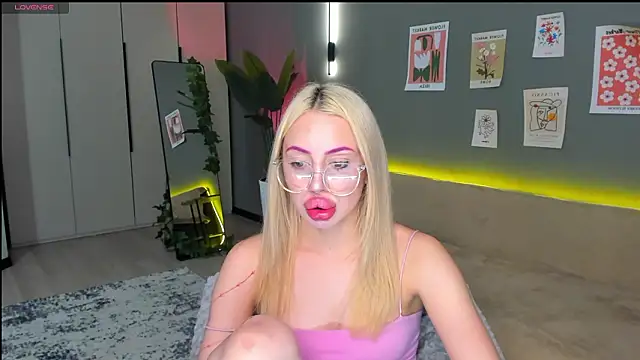 Luna Beverly online show from 3, 3, 2026