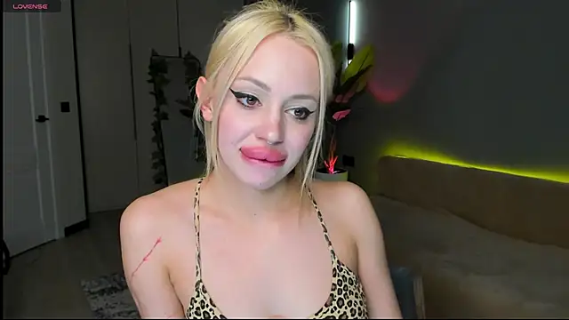 Luna Beverly online show from 3, 4, 2026