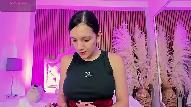 Snapshot of Violett_hott_ chatting on 3, 2, 2026 Violett hott online show from 3, 2, 2026