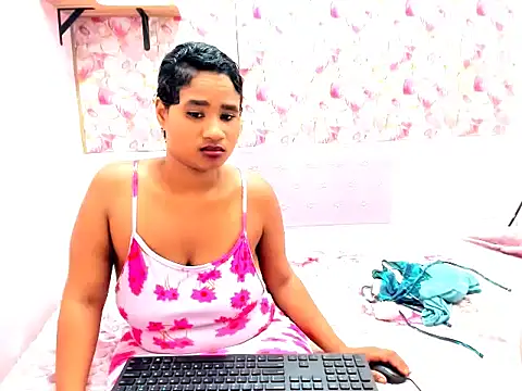 Snapshot of ebonyskylar694u chatting on 13, 1, 2026 ebonyskylar694u online show from 13, 1, 2026