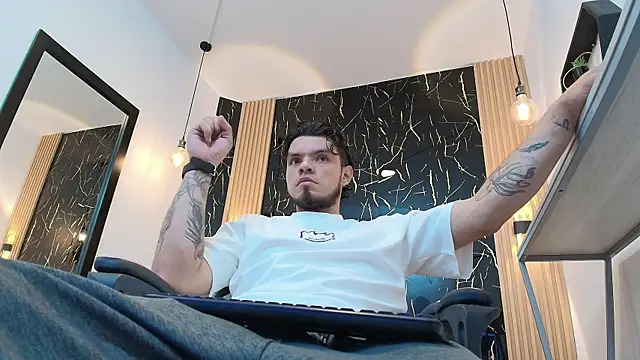 Snapshot of Enzo_Turner chatting on 13, 1, 2026 Enzo Turner online show from 13, 1, 2026