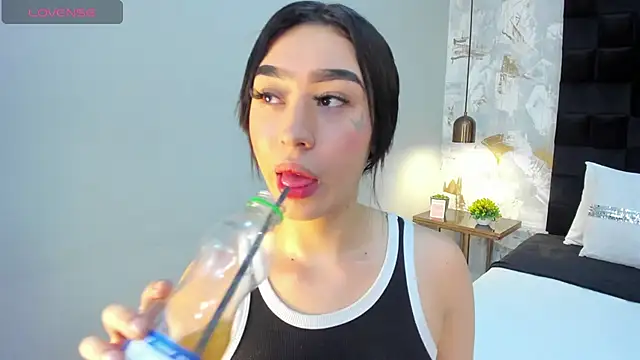 emily clarkk  online show from 4, 3, 2026