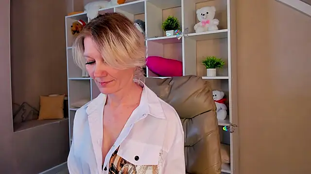 Julie Lucas online show from 7, 3, 2026