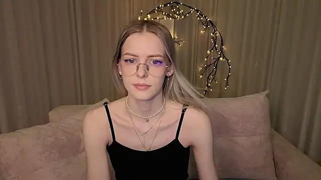 Snapshot of kittie_like18 chatting on 7, 5, 2026 kittie like18 online show from 7, 5, 2026