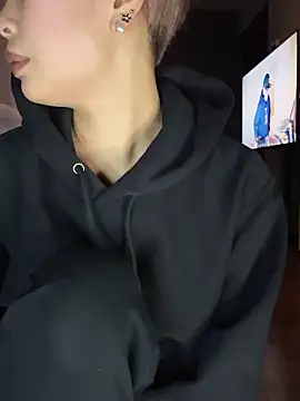 BADBITCHISAKI online show from 19, 4, 2026