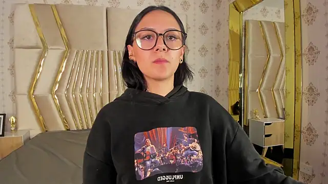 NiccolleHall online show from 14, 2, 2026