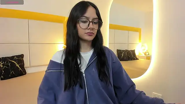 NiccolleHall online show from 27, 2, 2026