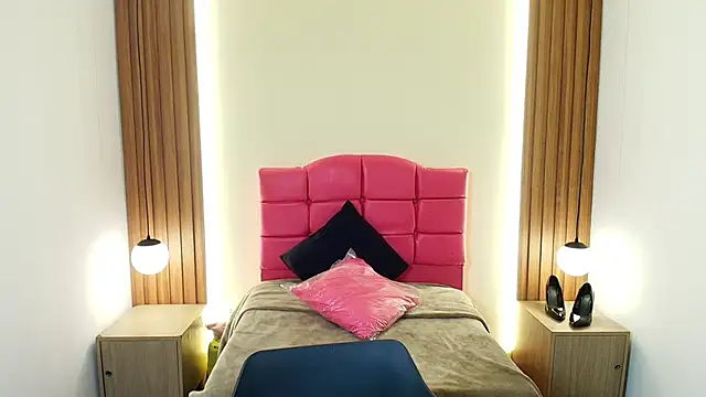 Snapshot of IvonneRoss_ chatting on 7, 2, 2026 IvonneRoss online show from 7, 2, 2026