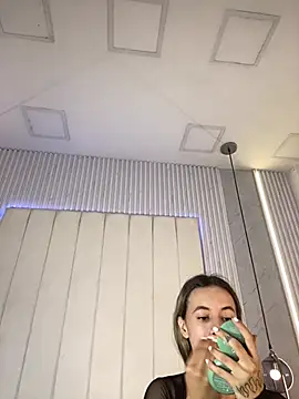 JuliaColemann online show from 17, 4, 2026