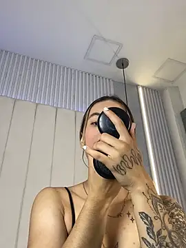 JuliaColemann online show from 19, 4, 2026