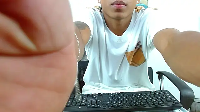 Snapshot of ostinn18 chatting on 2, 3, 2026 ostinn18 online show from 2, 3, 2026