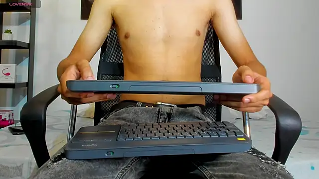 Snapshot of milo_cruz_ chatting on 12, 4, 2026 milo cruz online show from 12, 4, 2026