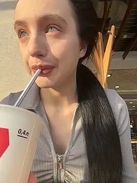 MiaTee online show from 6, 2, 2026