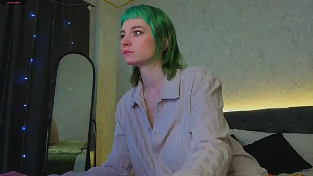 Scarle Whisper online show from 5, 4, 2026