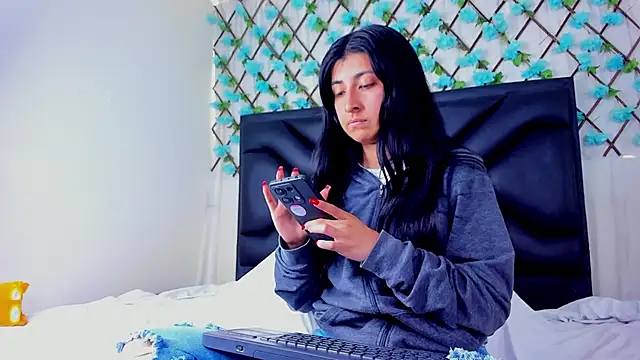 EmmaWilliamss4 online show from 10, 3, 2026