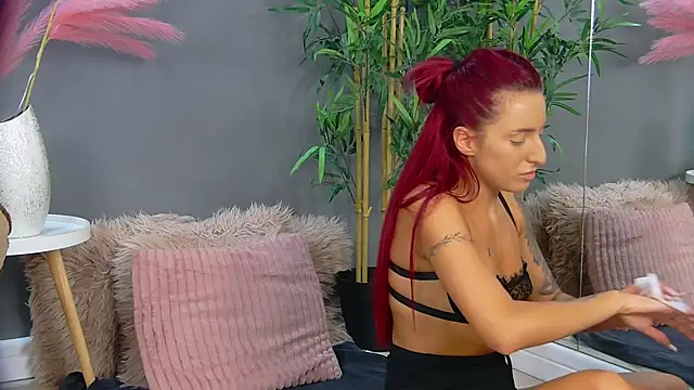 Snapshot of CrystalRedd chatting on 17, 6, 2026 CrystalRedd online show from 17, 6, 2026