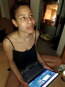 YaraEstelle online show from 8, 3, 2026