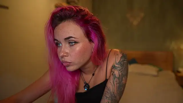 Sarah Pink online show from 13, 11, 2025