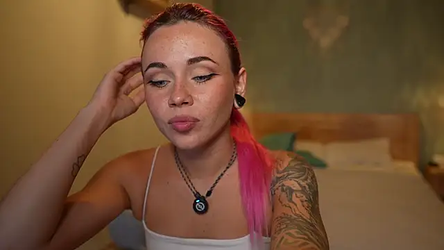 Sarah Pink online show from 15, 11, 2025