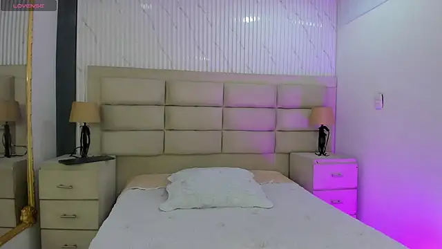 CarolineFyre online show from 2, 4, 2026