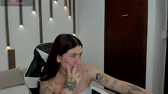 charlottee27  online show from 9, 4, 2026