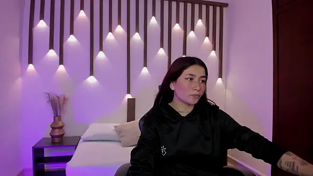 charlottee27  online show from 16, 4, 2026