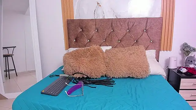 Candyfox2606 online show from 8, 2, 2026