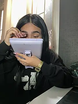 Sara Fernandez  online show from 20, 2, 2026