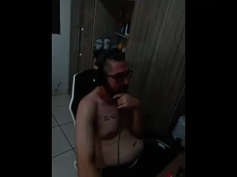 Redlovecouple online show from 13, 2, 2026