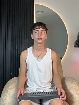 Snapshot of ARON_LUXX chatting on 4, 2, 2026 ARON LUXX online show from 4, 2, 2026