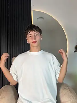 Snapshot of ARON_LUXX chatting on 9, 2, 2026 ARON LUXX online show from 9, 2, 2026