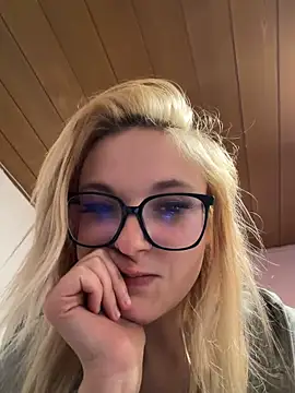 Snapshot of ViviLuu chatting on 21, 5, 2026 ViviLuu online show from 21, 5, 2026