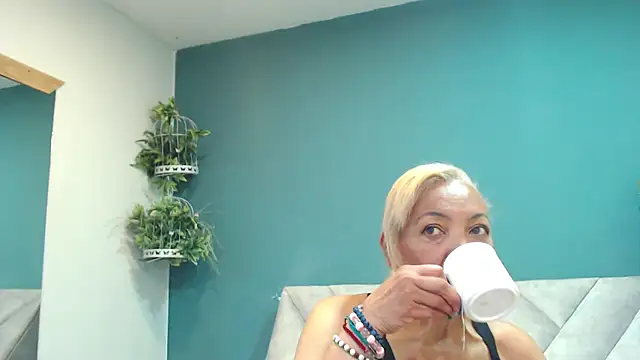 AmelieLux online show from 10, 3, 2026