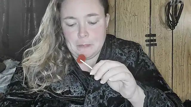 Snapshot of ladylynn13 chatting on 2, 3, 2026 ladylynn13 online show from 2, 3, 2026