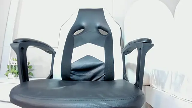 luna bradley  online show from 24, 3, 2026