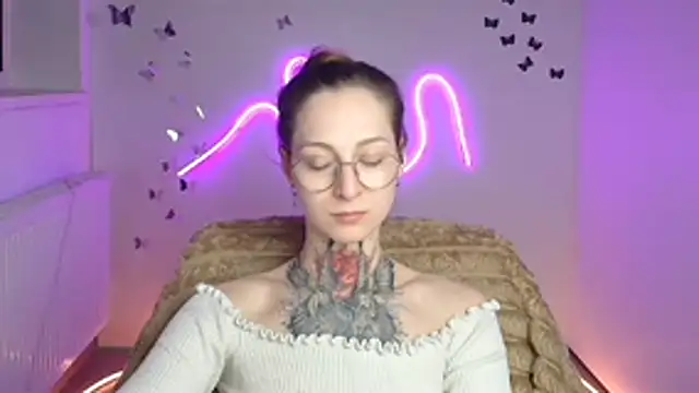 Snapshot of Esmi_Winter chatting on 18, 4, 2026 Esmi Winter online show from 18, 4, 2026