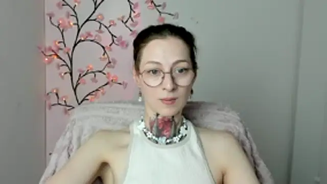 Snapshot of Esmi_Winter chatting on 6, 5, 2026 Esmi Winter online show from 6, 5, 2026