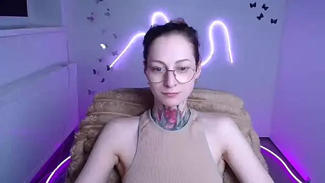 Snapshot of Esmi_Winter chatting on 10, 5, 2026 Esmi Winter online show from 10, 5, 2026