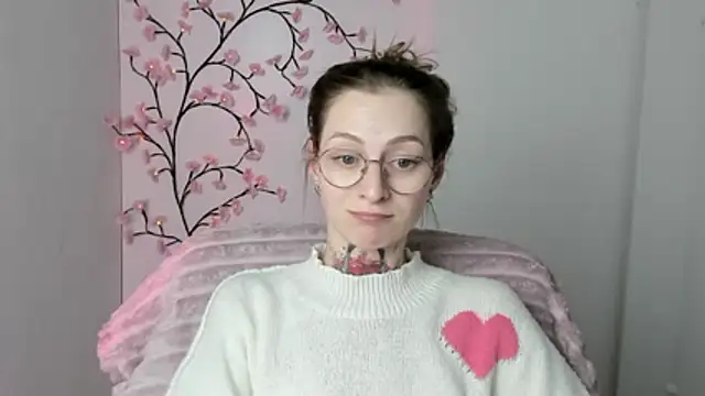 Snapshot of Esmi_Winter chatting on 13, 5, 2026 Esmi Winter online show from 13, 5, 2026