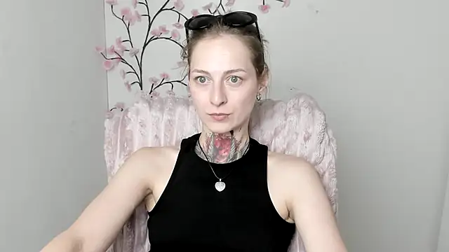 Snapshot of Esmi_Winter chatting on 25, 6, 2026 Esmi Winter online show from 25, 6, 2026
