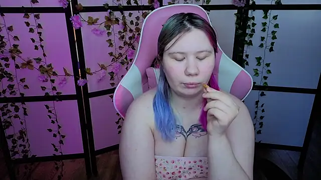 Snapshot of kitsune_little chatting on 31, 5, 2026 kitsune little online show from 31, 5, 2026