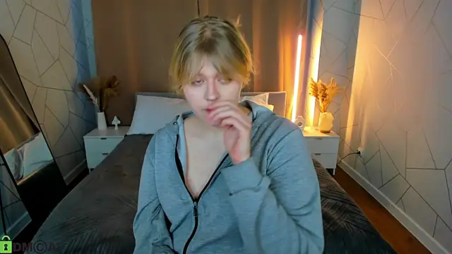 Snapshot of luna_c0ra chatting on 28, 2, 2026 luna c0ra online show from 28, 2, 2026