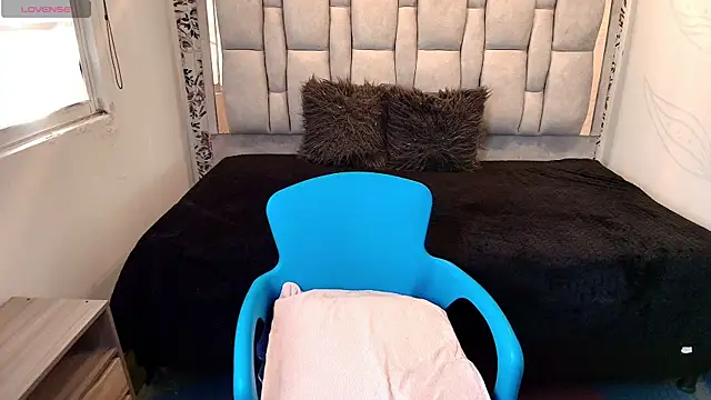 Sofi Blake   online show from 17, 4, 2026