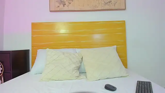 mia watsonn  online show from 12, 4, 2026