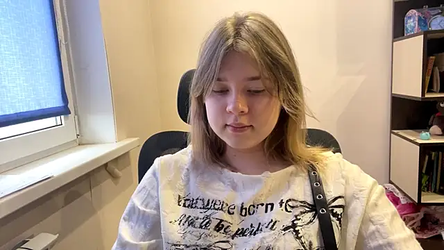 TomikoPfau online show from 12, 4, 2026