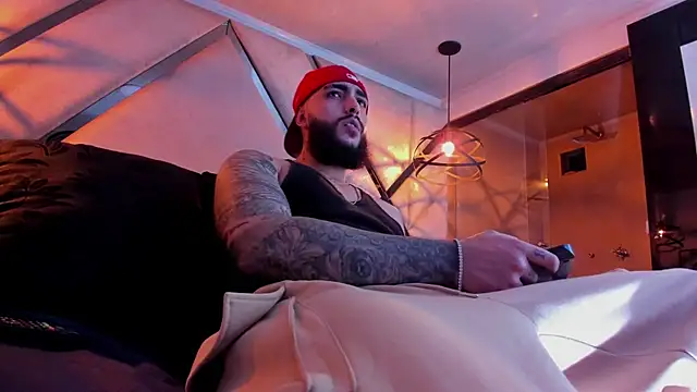 SantiagoHincapiie online show from 4, 3, 2026