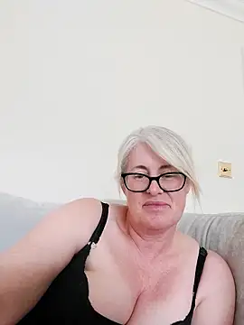 FlirtyFleur-x online show from 28, 4, 2026