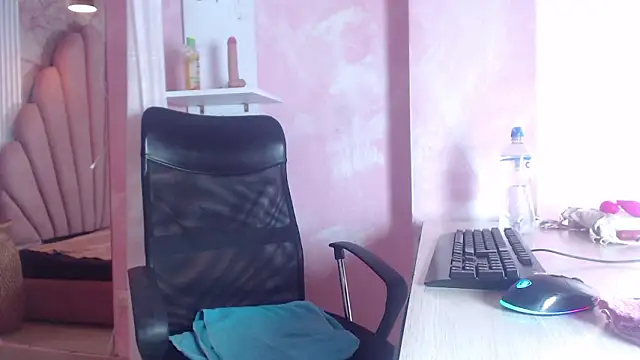 Siena Bouer online show from 15, 3, 2026