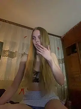 Snapshot of LunaVey chatting on 9, 4, 2026 LunaVey online show from 9, 4, 2026